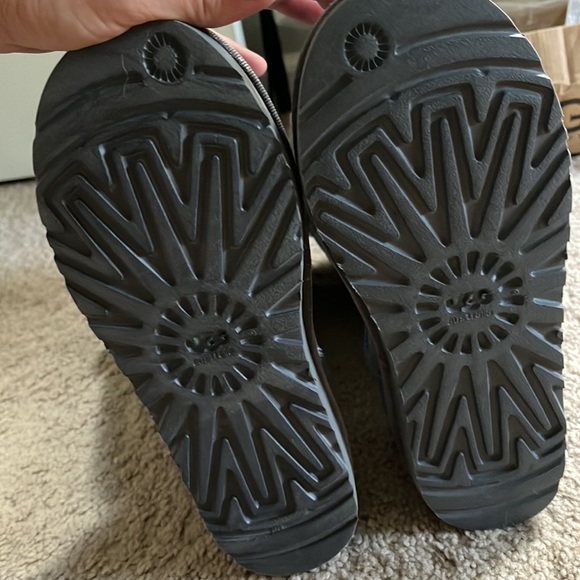 Grey Bailey button triplet UGG BOOTS - Picture 9 of 9